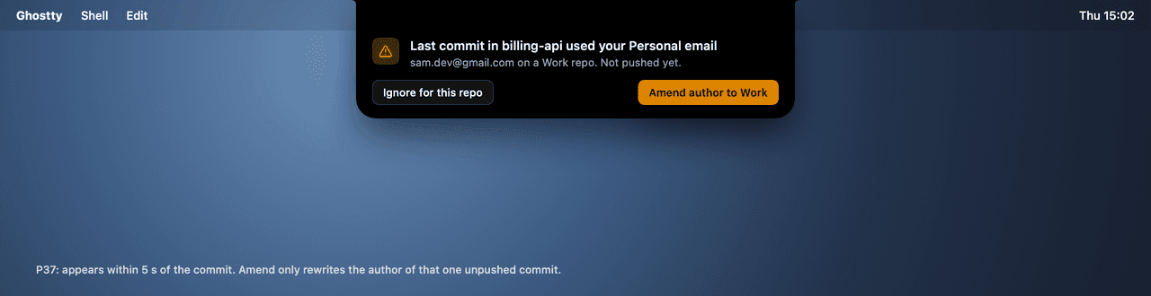 Ein iKnowMyMac-Hinweis oben auf dem Bildschirm: Der letzte Commit in billing-api hat die private E-Mail in einem Arbeits-Repository verwendet und ist noch nicht gepusht, mit den Tasten „Für dieses Repository ignorieren“ und „Autor auf Work ändern“.